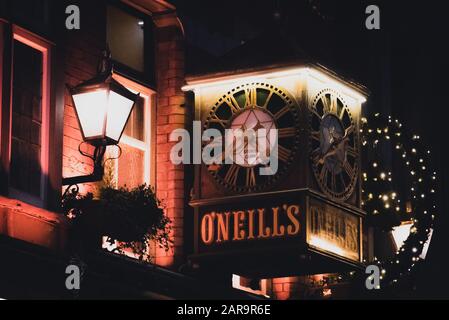 DUBLIN, IRLANDE, 24 décembre 2018 : vue sur l'horloge à l'extérieur de l'O'Neill's Pub and Kitchen sur Suffolk Street, faiblement éclairées et décorées pour Banque D'Images