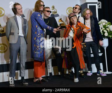 Los Angeles, Californie, États-Unis. 26 janvier 2020. (L-R) Nick Bockrath, Daniel Tichenor, Brad Shultz, Matt Shultz, Matthan Minster et Jared Champion of cage The Elephant apparaissent en coulisses avec leur prix pour le meilleur album Rock pour les « cotisations sociales », lors des 62ème Grammy Awards annuels qui ont eu lieu au Staples Center de Los Angeles le dimanche 26 janvier 2020 . Photo de Christine Chew/UPI crédit: UPI/Alay Live News Banque D'Images