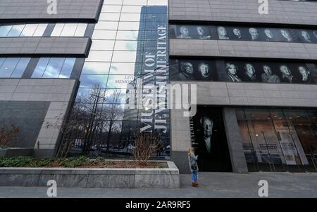 Une vue extérieure du Musée du patrimoine juif « un mémorial vivant À l'holocauste » dans le bas de Manhattan. Le Musée du patrimoine juif, un mémorial vivant à l'holocauste, est la contribution de New York à la responsabilité mondiale de ne jamais oublier. Le Musée s'est engagé à la mission cruciale d'éduquer divers visiteurs sur la vie juive avant, pendant et après l'holocauste. En tant que lieu de mémoire, le Musée permet aux survivants de l'Holocauste de parler par témoignage enregistré et s'appuie sur de riches collections pour éclairer l'histoire et l'expérience juives. En tant qu'institution d'histoire publique, il offre int Banque D'Images