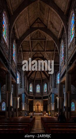 Bariloche, ARGENTINE, 18 JUIN 2019 : intérieur de la cathédrale Nuestra Senora del Nahuel Huapi. Décoré avec beaucoup de drapeaux argentins Banque D'Images