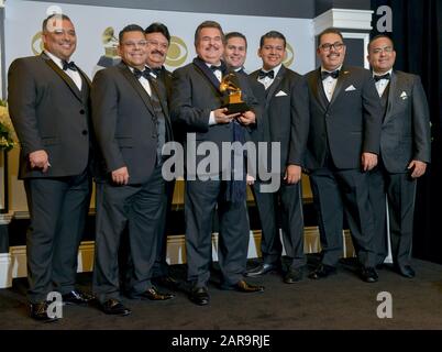 Los Angeles, Californie, États-Unis. 26 janvier 2020. Mariachi Los Camperos apparaît en arrière-plan avec son prix pour le meilleur album musical mexicain régional pour « de l'Ayer Para Siempre », lors des 62ème Grammy Awards annuels qui ont eu lieu au Staples Center de Los Angeles le dimanche 26 janvier 2020 . Photo de Christine Chew/UPI crédit: UPI/Alay Live News Banque D'Images