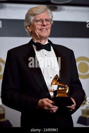 Los Angeles, Californie, États-Unis. 26 janvier 2020. Los Angeles, États-Unis. 26 janvier 2020. Robert Simpson est en coulisses avec son prix de meilleure performance chorale pour « Duruflé: Complete Choral Works », lors des 62ème Grammy Awards annuels qui ont eu lieu au Staples Center de Los Angeles le dimanche 26 janvier 2020. Photo de Christine Chew/UPI crédit: UPI/Alay Live News Banque D'Images