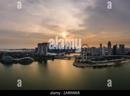 Panorama aérien de la célèbre ville du quartier des affaires de Singapour au coucher du soleil Banque D'Images