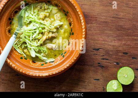 Le Pozole verde, ou le posole vert est traditionnellement fabriqué avec de la viande et de l'hominy et est garni de condiments. Cuisine mexicaine. Banque D'Images