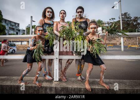 Description : Sydney, Nouvelle-Galles du Sud, Australie, 26 janvier 2020 : les Australiens célèbrent la plus ancienne culture vivante au monde dans la Réserve de Barangaroo, à Sydney. Banque D'Images