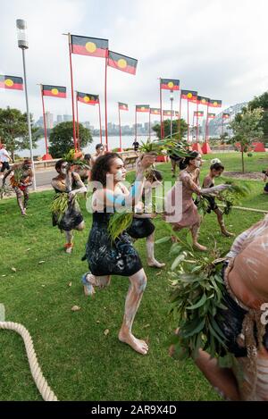 Description : Sydney, Nouvelle-Galles du Sud, Australie, 26 janvier 2020 : les Australiens célèbrent la plus ancienne culture vivante au monde dans la Réserve de Barangaroo, à Sydney. Banque D'Images