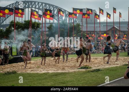 Description : Sydney, Nouvelle-Galles du Sud, Australie, 26 janvier 2020 : les Australiens célèbrent la plus ancienne culture vivante au monde dans la Réserve de Barangaroo, à Sydney. Banque D'Images