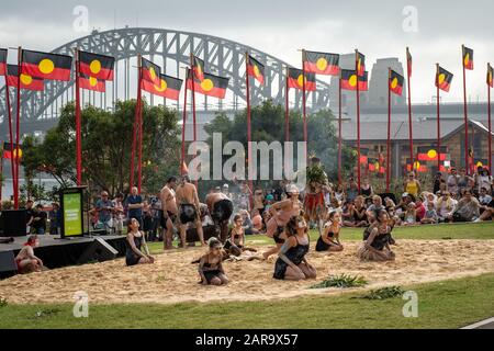 Description : Sydney, Nouvelle-Galles du Sud, Australie, 26 janvier 2020 : les Australiens célèbrent la plus ancienne culture vivante au monde dans la Réserve de Barangaroo, à Sydney. Banque D'Images