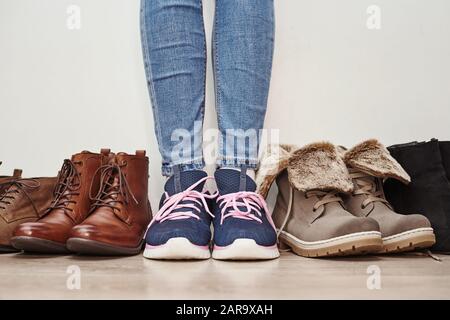 Femme choisit des chaussures confortables en cuir marron parmi des paires différentes Banque D'Images