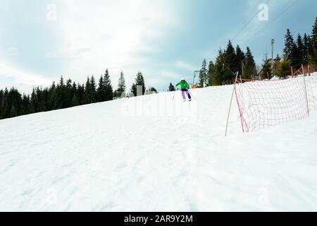 Un jeune homme skier dans les Carpates sur les pistes. Banque D'Images