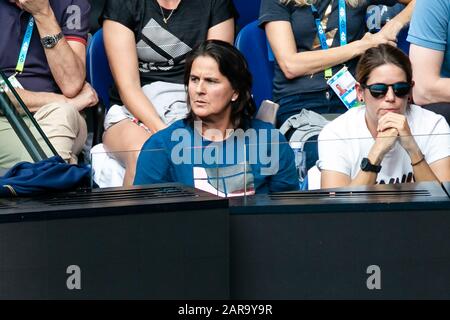 Melbourne, Australie. 27 janvier 2020. Conchita Martinez, entraîneur de Garbine Muguruza d'Espagne, est assis dans la boîte de joueurs pendant le 4ème match rond de Muguruzas lors du tournoi de tennis australien Open Grand Chelem de 2020 à Melbourne, Australie. Frank Molter/Alay Live News Banque D'Images