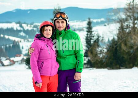 Un couple jeune et heureux se détendant en hiver dans les montagnes. Banque D'Images