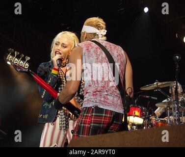 26 octobre : Gwen Stefani, Tony Kanal et Adrian Young se sont sans Doute présents à Turner Field à Atlanta, Géorgie, le 26 octobre 2002. Crédit: Chris McKay / MediaPunch Banque D'Images