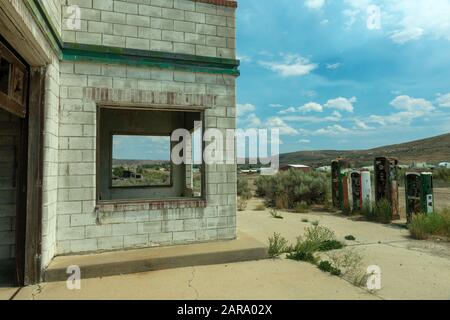 Anciennes pompes à gaz alignées à une station-service abandonnée Banque D'Images