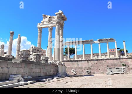 Ruines et colonnes du Temple de Trajan à l'acropole de Pergame, la Turquie. Site du patrimoine mondial de l'UNESCO Banque D'Images