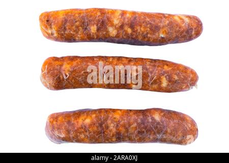 Saucisse crue pour barbecue et gril isolée sur fond blanc. Saucisses de viande de fond frais pour griller isolées sur fond blanc. Vue de dessus. Cl Banque D'Images