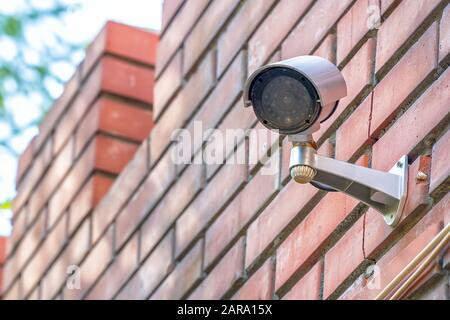 Caméra de surveillance sur un mur de briques rouges Banque D'Images