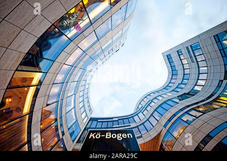 Complexe de construction Koe-Bogen, architecte Daniel Libeskind, immeuble de bureaux et de commerces, Düsseldorf, Rhénanie-du-Nord-Westphalie, Allemagne Banque D'Images