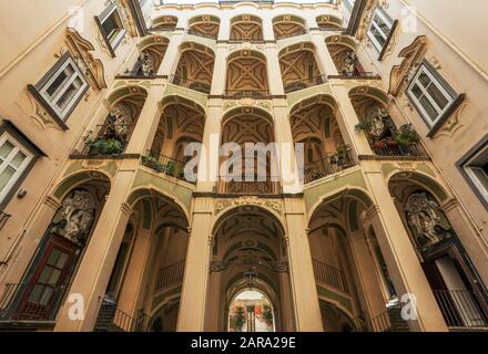 Célèbre escalier en double vol dans le Palazzo dello Spagnolo, Naples, Rione Sanita, Naples, Campanie, Italie Banque D'Images