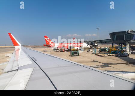 Lantau, Hong Kong - 16 novembre 2019 : quai d'avion avec pont d'embarquement de passagers de l'aéroport Banque D'Images