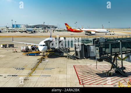 Lantau, Hong Kong - 16 novembre 2019 : quai d'avion avec pont d'embarquement de passagers de l'aéroport Banque D'Images