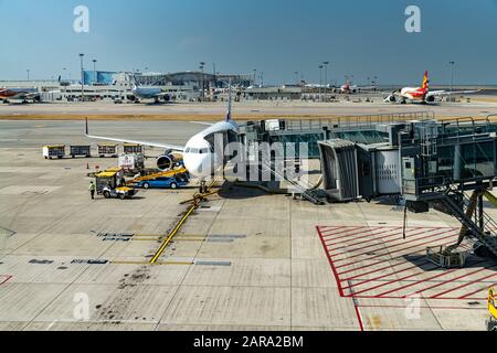 Lantau, Hong Kong - 16 novembre 2019 : quai d'avion avec pont d'embarquement de passagers de l'aéroport Banque D'Images