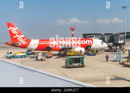 Lantau, Hong Kong - 16 novembre 2019 : quai d'avion avec pont d'embarquement de passagers de l'aéroport Banque D'Images