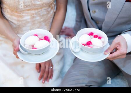 Balles de riz Gluant thaïlandais au sirop de sucre (Tang Yuan) en blanc et rose, représentant amour, bonheur, chance et richesse. Echange de mariée et de marié et ea Banque D'Images