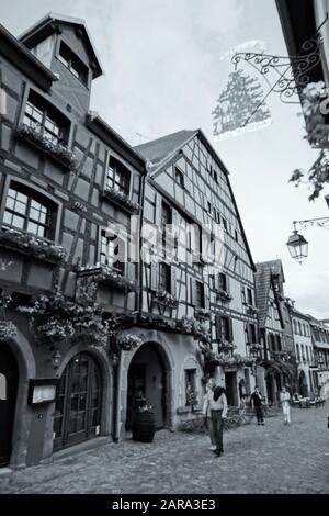 Touristes, Rue Pavée, Riquewihr, Alsace, France, Europe Banque D'Images