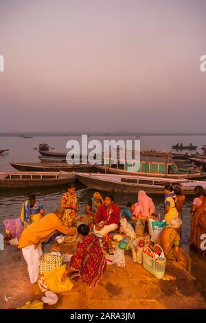 Les gens qui attendent le lever du soleil pour prier, dans les ghats du fleuve Ganges, aussi le fleuve Ganga, Varanasi aussi Benares, Banaras, Uttar Pradesh, Inde, Asie du Sud, Asie Banque D'Images