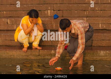 Le matin, deux prières aux ghats de la Sainte rivière Ganges, aussi Ganga, Varanasi aussi Benares, Banaras, Uttar Pradesh, Inde, Asie du Sud, Asie Banque D'Images