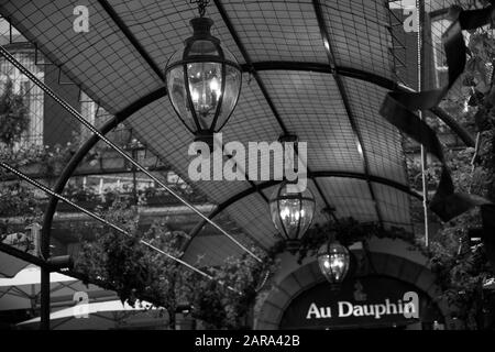 Brasserie au Dauphin, restaurant plafond vieilles lumières, Strasbourg, Alsace, France, Europe Banque D'Images