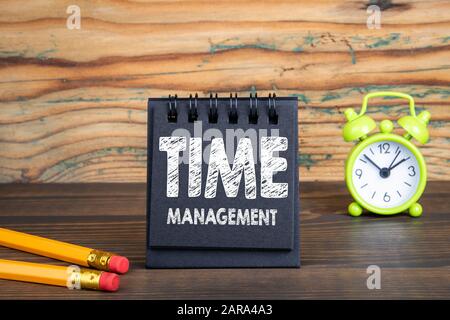 Concept de gestion du temps. Ordinateur portable sur table en bois. Banque D'Images