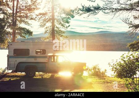 camping-car garé sur la rive du lac dans les montagnes. Saison estivale au Canada. Banque D'Images