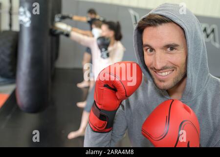 portrait du boxeur masculin portant des gants et un sweat à capuche Banque D'Images