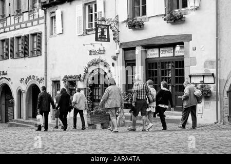 Touristes, Restaurants, Maisons Anciennes, Riquewihr, Alsace, France, Europe Banque D'Images