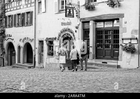 Touristes, Restaurants, Maisons Anciennes, Riquewihr, Alsace, France, Europe Banque D'Images