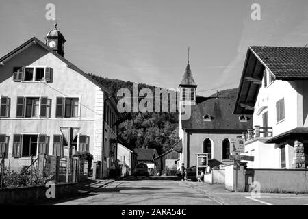 Petite rue avec tour d'horloge, Storkensohn, Haut Rhin, Grand est, France, Europe Banque D'Images