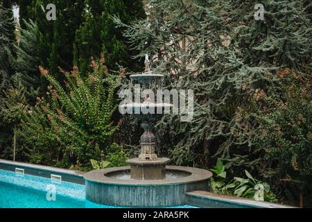 Une magnifique fontaine dans le parc, et il y a beaucoup d'arbres autour. Banque D'Images