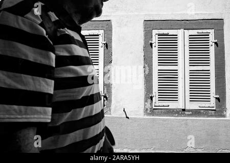 Silhouette de fenêtre et de peuple, Colmar, Haut Rhin, Grand est, France, Europe Banque D'Images