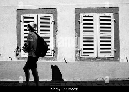 Silhouette de fenêtre et de peuple, Colmar, Haut Rhin, Grand est, France, Europe Banque D'Images