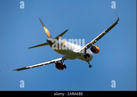 G-TCDR Airbus A 321-211 de Thomas Cook Airlines atterrissant à l'aéroport international de Newcastle Banque D'Images
