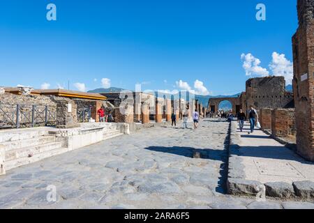 Оne des rues principales de l'ancienne ville de Pompéi menant au Forum.