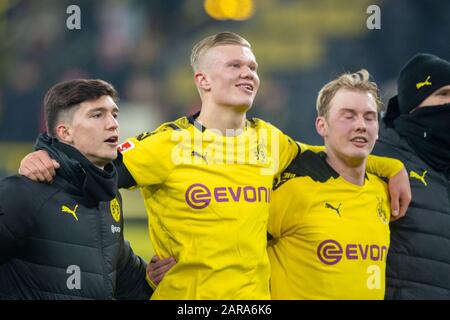 Eerling HAALAND (mi., DO), Leonardo BALERDI (à gauche, DO) et Julian BRANDT (DO) sont heureux après le jeu, jubilation, acclamer, applaudir, joie, encourager, célébrer, jubilation finale, demi-figure, demi-figure, format paysage, Soccer 1. Bundesliga, 19ème jour de jumelage, Borussia Dortmund (DO) - 1.FC Cologne (K), le 24 janvier 2020 à Dortmund/Allemagne. € | utilisation dans le monde entier Banque D'Images