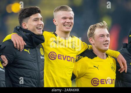 Eerling HAALAND (mi., DO), Leonardo BALERDI (à gauche, DO) et Julian BRANDT (DO) sont heureux après le jeu, jubilation, acclamer, applaudir, joie, encourager, célébrer, jubilation finale, demi-figure, demi-figure, format paysage, Soccer 1. Bundesliga, 19ème jour de jumelage, Borussia Dortmund (DO) - 1.FC Cologne (K), le 24 janvier 2020 à Dortmund/Allemagne. € | utilisation dans le monde entier Banque D'Images