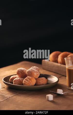 Petites boules de fromage cottage maison donuts dans une assiette sur un fond gris. Banque D'Images