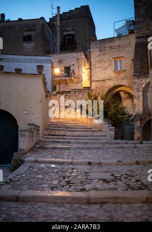 Des escaliers pavés typiques dans une rue latérale, dans la Sassi di Matera, un quartier historique de la ville de Matera. Basilicate. Italie Banque D'Images