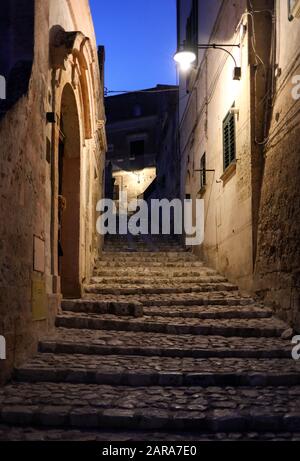 Des escaliers pavés typiques dans une rue latérale, dans la Sassi di Matera, un quartier historique de la ville de Matera. Basilicate. Italie Banque D'Images
