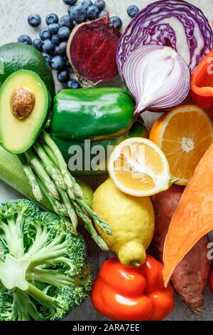 Couleurs arc-en-ciel légumes frais et fond de baies. Détox, nourriture végétalienne, ingrédients pour jus et salade. Banque D'Images