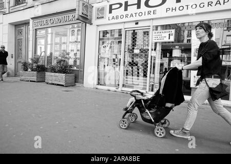 Femme marchant sur le pavé, Centre photo, rue Saint Antoine, Paris, France, Europe Banque D'Images